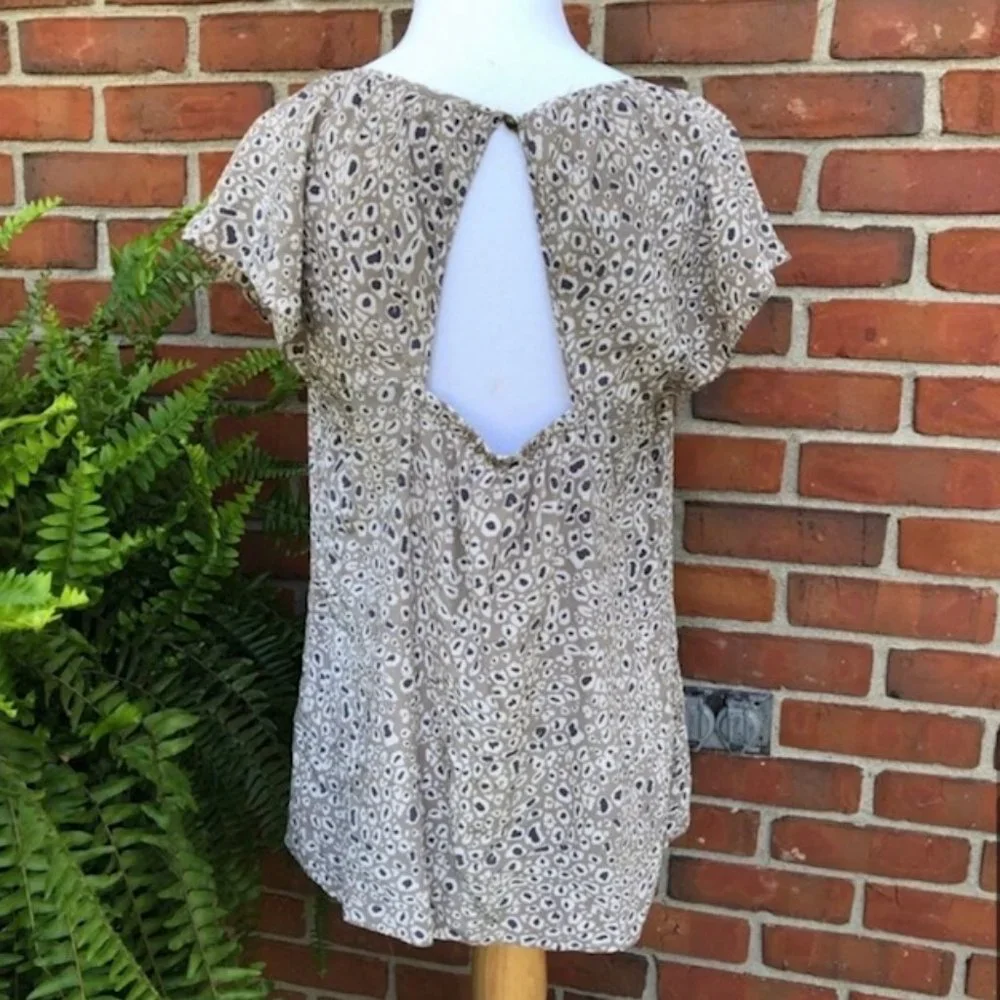 EUC Banana Republic 100% Silk Leopard Print Blouse Open Back Size Medium 8 - Picture 4 of 4